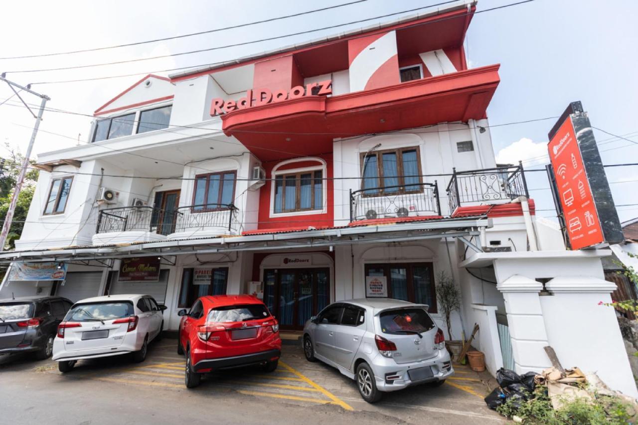Reddoorz @ Jalan Maengket 2*